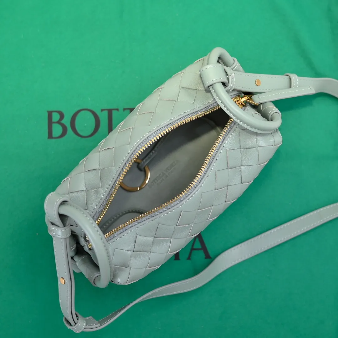 Batch 1360 BOTTEGA VENETA 2024 new loop is here! ! Many girls who like BV have owned the Loop bag. It has a simple appearance, classic weaving, and a compact and lightweight bag shape. This innovation continues the "camera bag" shape. Unlike the traditional Loop bag, which can only be worn as a crossbody bag, this innovation It can be carried by hand or cross-body, satisfying both the concave shape and daily needs. The oversized buckle can be folded and used as a handle. The sultry heat in summer ☀️ usually reduces people's desires. Having a lightweight bag will greatly enhance the happiness of traveling🫧 Style number: 6615 Size: 19*12*9cm